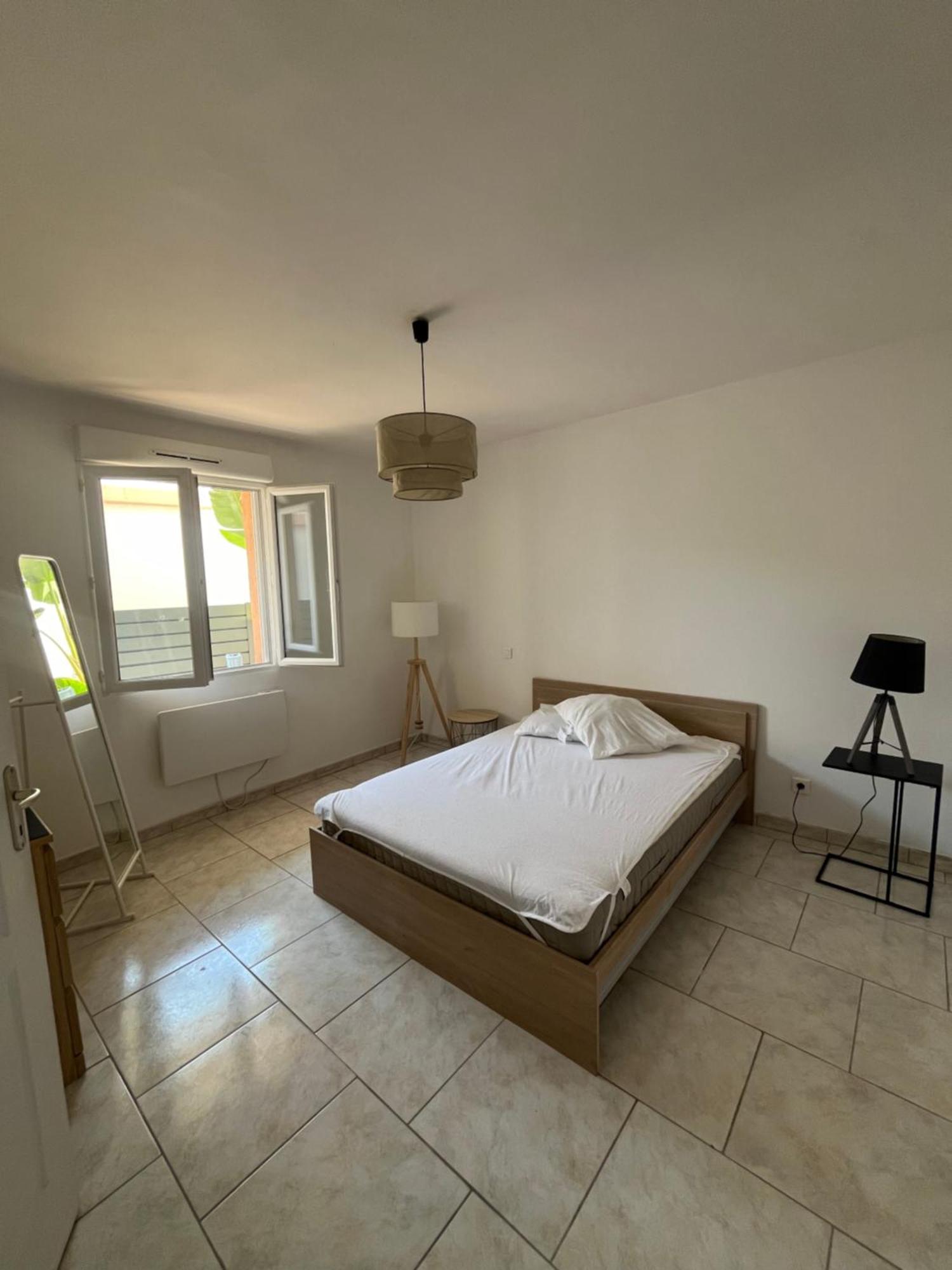 Charmant Bas De Villa Avec Terrasse A Proximite De La Plage Et Du Port Carqueiranne Eksteriør billede